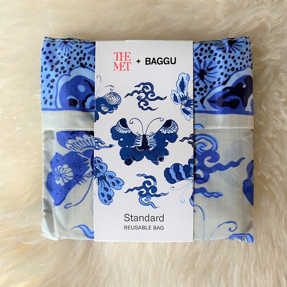 BAGGU Handbags - NWT Standard Baggu - The MET - Blue & White Butterfly Vase